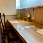 Yakitori Karaage Torisei - ４席のみの窓際カウンター。