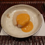 すし処 ひさ田 - 北海道 煮帆立 卵黄辛子酢味噌を掛けて