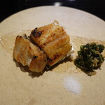 富小路 やま岸 - うなぎ(琵琶湖、天然)白焼、唐辛子の葉とじゃこを炊いたん