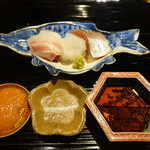 富小路 やま岸 - お造り、明石の鯛(1日生簀で泳がせてストレスを抜き神経〆)、剣先烏賊(長崎)、鬼鯵(淡路)