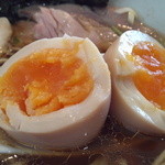 中華そば 四つ葉 - 味玉は薄味でした。