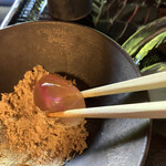 麓寿庵 - きなこをつけていただきます