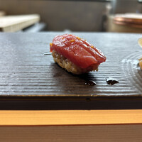 天寿し 横浜店 - 本鮪赤身　ネタが分厚く中トロのような味わい。赤酢のシャリはパンチが効いていて美味しいです。