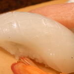 小柳寿司 - イカ♪　でかくて分厚いけど包丁が入ってるので食べやすい☆