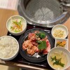 焼肉問屋くに家 - 【サービスランチ大盛り】
カルビ・せせり等３種類
ごはん(大盛り無料)
サラダ
スープ
小鉢２種(キムチ・ナムル)
