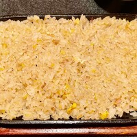 グルマンズ和牛 - 締めのガーリック焼飯　大盛りでお願いしましたが特盛にすれば良かったです