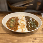 Curry Shop lee - 合がけ 1,000円 ((左)キーマカレー、(右)牛すじカレー)