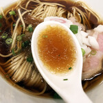 Kawasaki No Tanreikei Yonaki Chuukasoba - 煮干しらーめんのスープ。醤油に煮干しの香りと旨みがプラスされ、好きなかたには喜ばれそう