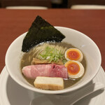 酒肴場 屯 - 濃醇煮干し蕎麦（味玉入り） ¥950