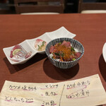 酒肴場 屯 - 海鮮丼¥500は、カツオ塩タタキ、どんちっちアジ、ヒラマサ、生タコ、ミル貝、鰹の中落ち醤油漬け、イクラ