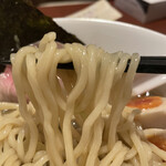 酒肴場 屯 - 加水率高めの中太麺はモッチリ