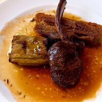 レストラン アルティザン（restaurant Artisan） - 子羊のロースト　奥の長方形は子羊の脂身をカリカリにした部分