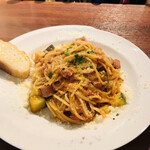Restaurant Cafe CARO - ソーセージとズッキーニのトマトパスタ