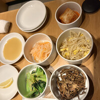 ビーフキッチン 恵比寿店 - ナムルの皆様　4人でコレ？って量の白菜キムチ