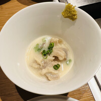 ビーフキッチン 恵比寿店 - よく煮込まれている、まろやかなモツ煮。1口でイケる量で、私ならこの小さな器に半分近く盛るので(  °  Д° )ﾊ?ってなる…