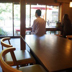 喫茶去 - 外に面したお席もあります。