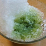 Shin Uguisutei - 氷の下には抹茶餡のみつが入っています。