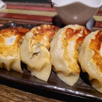 中華バル 池湖 - 皮がちょっと破れちゃったよ！餃子