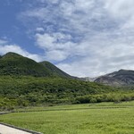 レストハウスやまなみ - 左から）3つの山（三又山）・白くただれている（硫黄山）右の端（星生山）