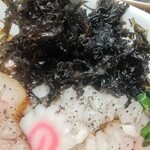 麺家 たけ田 - 黒ばらのり、玉ねぎ、ナルト
