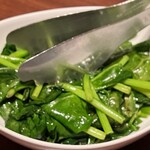 ワカヌイ グリル ダイニング バー 東京 - スピナッチソテーも量が少ない