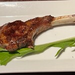 ワカヌイ グリル ダイニング バー 東京 - スプリングラムチョップ炭火焼も写真で見るよりかなり小さめ