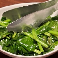 ワカヌイ グリル ダイニング バー 東京 - スピナッチソテーも量が少ない