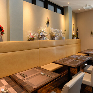 落ち着いた店内でゆっくりと。様々な利用シーンに対応可能