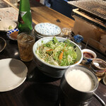 肉の雷橋 - お通しサラダ（おかわり可）