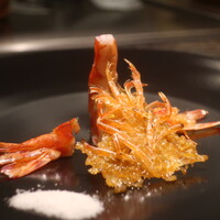 鉄板焼きすき焼きしゃぶしゃぶ いちふじ - 車海老のエビ煎餅焼きアップ