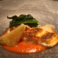 鉄板焼きすき焼きしゃぶしゃぶ いちふじ - 真鯛のソテー トマトソース フキノトウのリゾット添えアップ