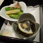 越後の蔵 和心づくし あさひ山 - （2013/7月）訪問時のお通しは、豚しゃぶアスパラ、もずく酢でした。