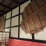 越後の蔵 和心づくし あさひ山 - （2013/7月）店内（テーブル席の壁）