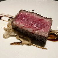 malca - 純血但馬血統 吉本牛のハネシタの炭火焼き 新ごぼう 黒ニンニクのソース 粒胡椒 岩塩