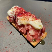 malca - 宮城塩釜産 本マグロの脳天とトロのタルタル ブラータ・チーズ ビーツのパウダー ブルスケッタ