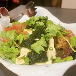 Nama Ramu Yakiniku Hitsuji Rokku - 葱油香る生海苔とパクチーの薬味豆腐サラダ800円