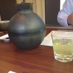 おぐら - まずは冷たいお茶で寛ぐ。