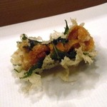 てんぷら 真 - 生ウニを大葉で巻いて