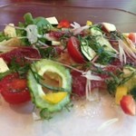 おぐら - 目にも美しい馬刺しのカルパッチョだ。