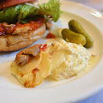 アンティカ オステリア カルネヤ - 【モツバーガー@税込1,350円】じゃがいものグラタン