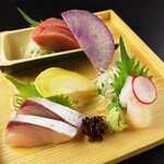Three types of seasonal fresh fish sashimi platter for two people