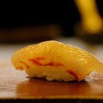 鮨 難波 - 少し熟成させたヒラメ。 微生物の精緻な働きから生まれる香り豊かなこの店専用の醸造酢と最も相性のいいタネの１つ。
