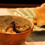 鮨 難波 - 牡蠣の燻製とバイ貝の酒蒸し。 特にバイ貝の食感と淡く滋味深く染み出す出汁に感動です。