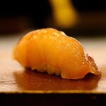 鮨 難波 - イカ ねっとりと素材の食感を活かしながら、サクッとした身切れ。 これこそ、鮨のための包丁技。