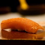 鮨 難波 - メジマグロ 本マグロらしい酸味も感じさせながら、軽く爽やかな脂が特徴のメジマグロ。 夏マグロのほうが好みの僕にはこれがちょうどいい。