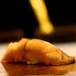 鮨 難波 - クロムツの炙り 濃厚な旨みと脂の甘みが特徴のクロムツを炙ると、、 とろりと溶け出した脂が米の間に染み込んで、そりゃ、もう至福の味わい。 でも、ノドグロ（赤むつ）の炙りが1枚上手なんです。