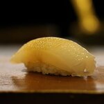 鮨 難波 - イカ ねっとりと素材の食感を活かしながら、サクッとした身切れ。 これこそ、鮨のための包丁技。