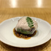 スーツァン・レストラン陳 渋谷店 - サラダ仕立ての麻辣アミューズ。
                    生春巻きの皮で鶏や野菜を包んで、酸が爽快な麻辣で。