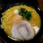 横浜家系ラーメン 福まし家 - ラーメン：750円＋味玉：100円