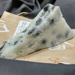餅工房みやび - 【三角黒豆もち】❣立っています。